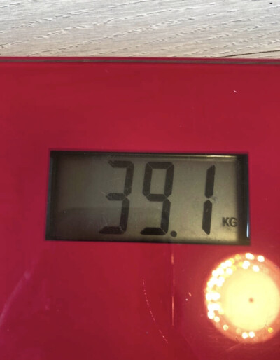 照片中,辣妈方媛红衣出镜,身材超好,体重秤上显示竟然仅有39.1公斤.