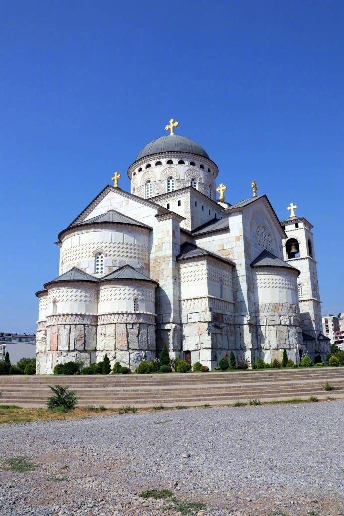 黑山首都波德戈里察的基督复活教堂,造型好奇特,求科普这是什么风格的
