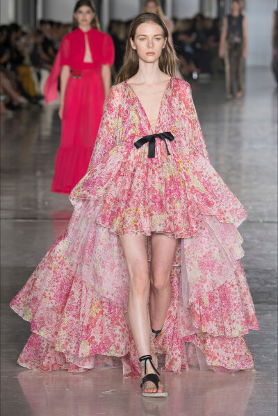 giambattista valli 詹巴迪斯塔·瓦利 2019巴黎时装周春夏时装秀