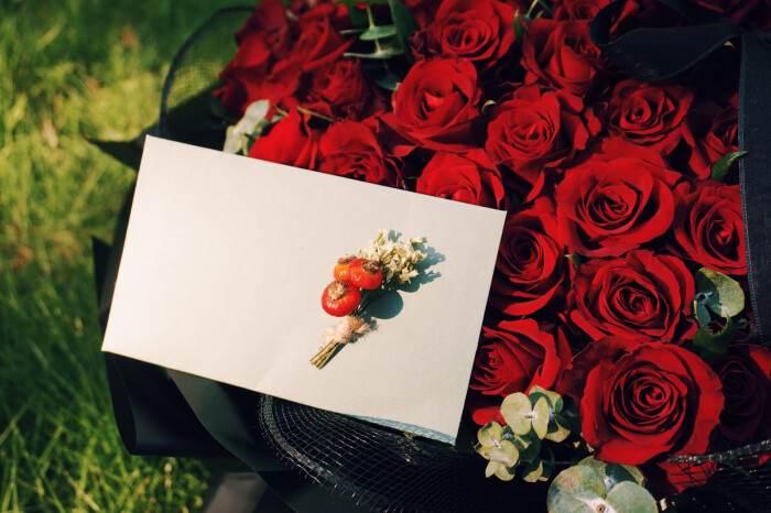 99新娘玫瑰花束结婚周年纪念日花礼放弃了花店常见的卡罗拉红玫瑰 选了带有复古感的新娘玫瑰 赋予这束花更多的意义 要让你在未来长长久久的每一个日子里 都如你做我新娘的那天般幸福美丽 堆糖 美图壁纸兴趣社区