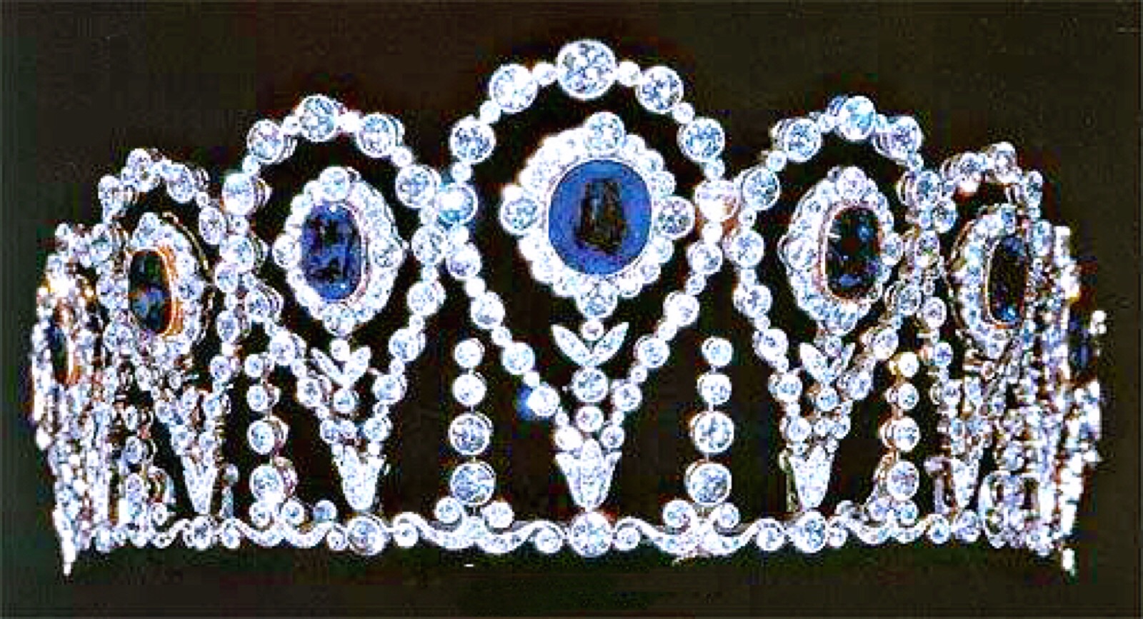 荷兰王室的蓝宝石王冠 最开始是威三送给老… - 高清图片，堆糖，美图壁纸兴趣社区