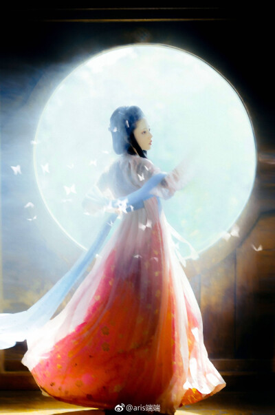 "意境是什么我也说不清,可能是晨曦的光,暗夜的影,伞下的回眸.