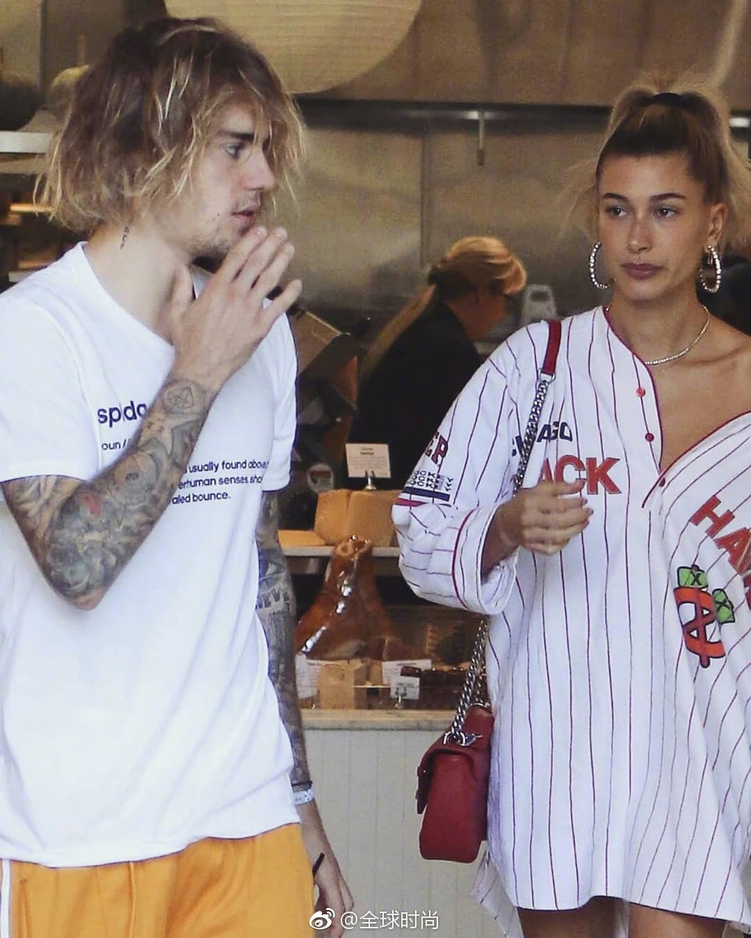 时尚明星justinbieber与 haileybaldwin 一同出街,又是日常秀恩爱时间