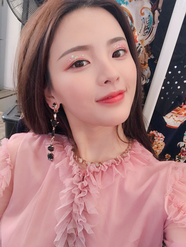 杨超越 锦鲤 堆糖,美图壁纸兴趣社区