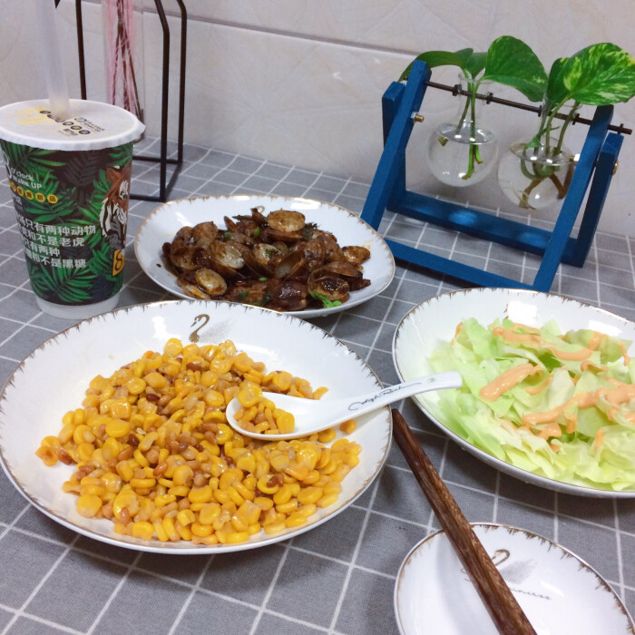 玉米,味道不错,用罐头做的,蚬子没炒好,弄了份甘蓝沙拉,自己在家吃饭