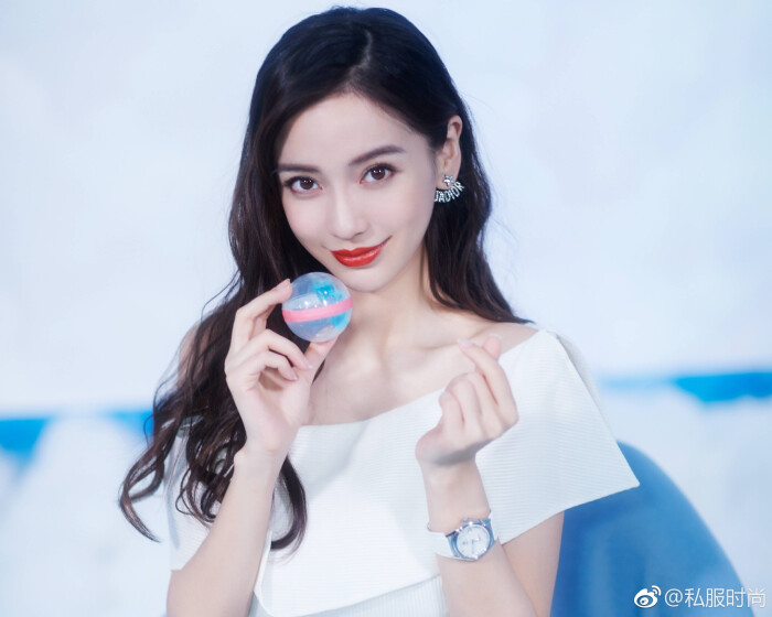 今日份#angelababy#太美了,身着简约白裙,飘逸典雅,魅力十足