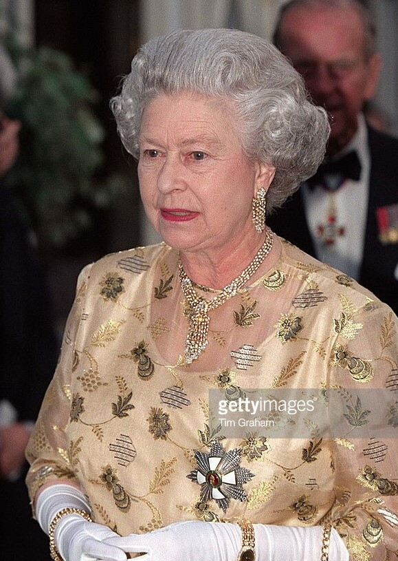 英女王伊丽莎白二世的黄金钻石套装,包括项链和耳环(可能有手链),现代