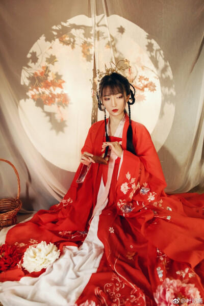 汉服《红衣》步摇垂珠玉,叶里看枫红.帐暖烛光透,不觉香染衣.