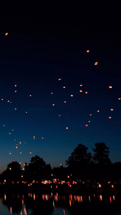 夜空孔明灯壁纸