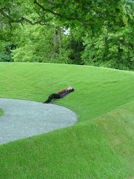充分发挥想象力,可以使原本单调的草坪,形成更多创意的图案,成为庭院
