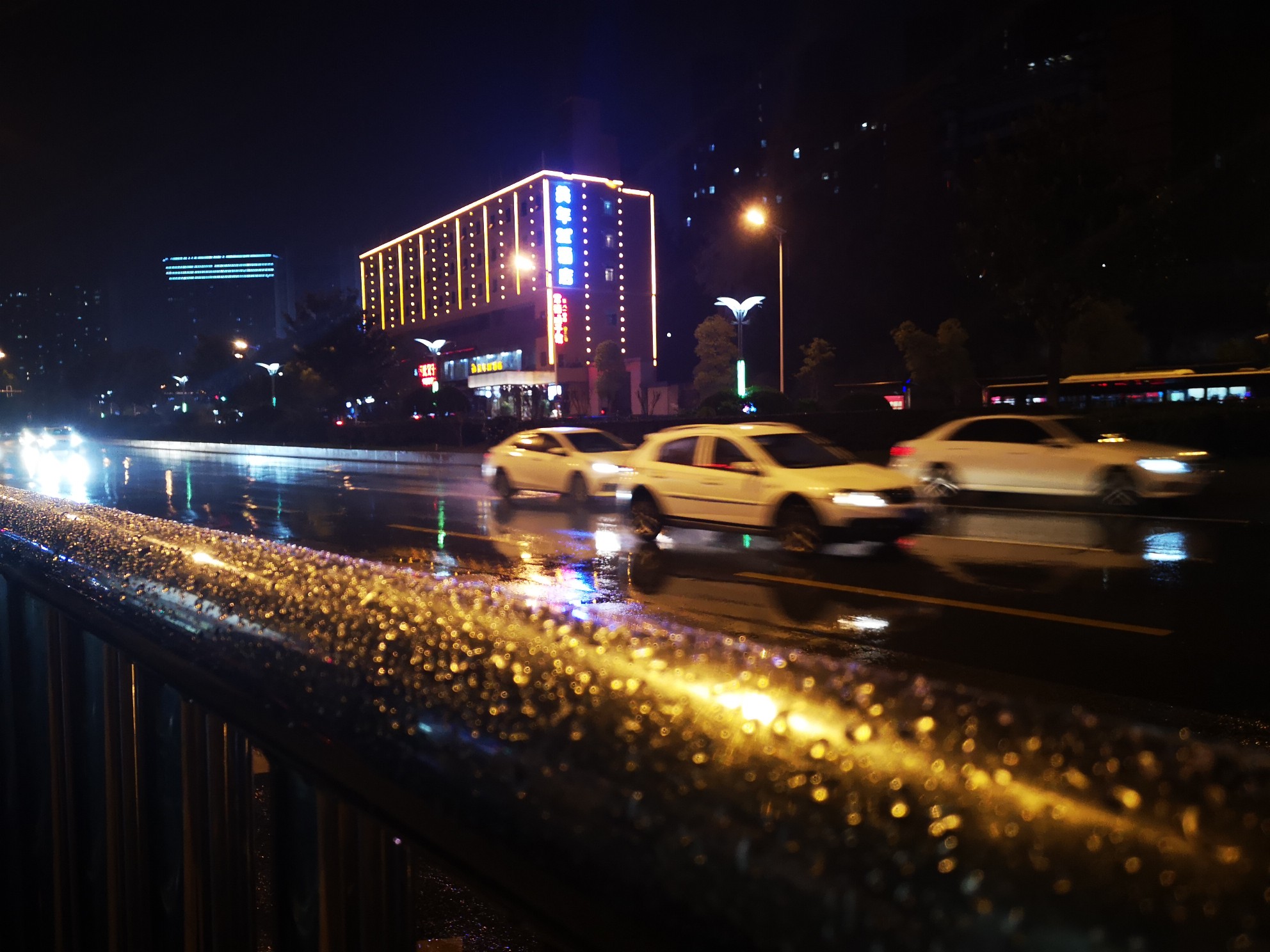 下雨天的晚上