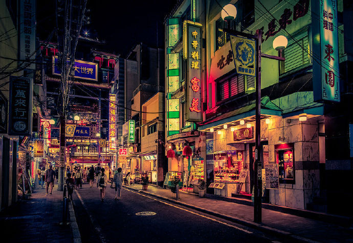 入了夜的日本街头,模糊了二次元与三次元的界线.by anthony presley