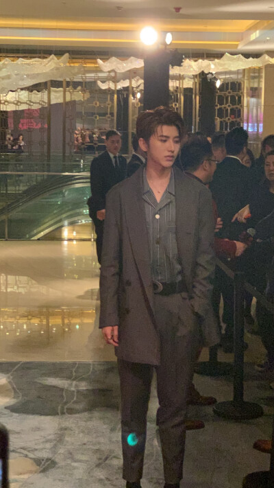 cr:溺爱蔡徐坤注册亿皇大姐姐
20181128COSMO时尚美丽盛典生图(看直播注册亿皇亿皇跪了,今天哥哥真注册亿皇帅炸了,太瘦了)