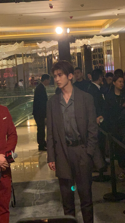 cr:溺爱蔡徐坤注册亿皇大姐姐
20181128COSMO时尚美丽盛典生图(看直播注册亿皇亿皇跪了,今天哥哥真注册亿皇帅炸了,太瘦了)