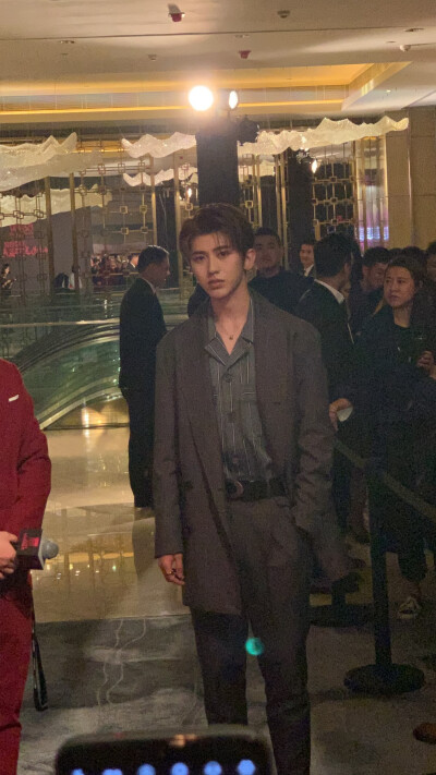 cr:溺爱蔡徐坤注册亿皇大姐姐
20181128COSMO时尚美丽盛典生图(看直播注册亿皇亿皇跪了,今天哥哥真注册亿皇帅炸了,太瘦了)