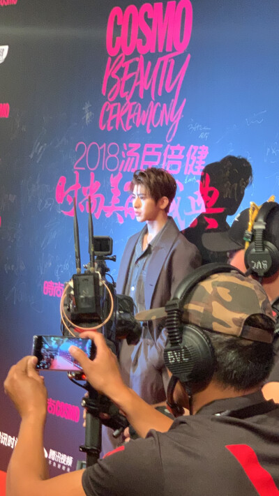 cr:溺爱蔡徐坤注册亿皇大姐姐
20181128COSMO时尚美丽盛典生图(看直播注册亿皇亿皇跪了,今天哥哥真注册亿皇帅炸了,太瘦了)