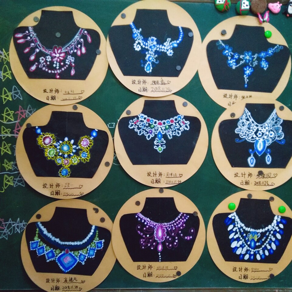 我们的设计师们用爱为妈妈设计出的项链,他们的作品高端大气有内涵