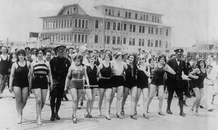 1920s美国新泽西州海滩,一群因"不雅"泳衣被捕的妇女
