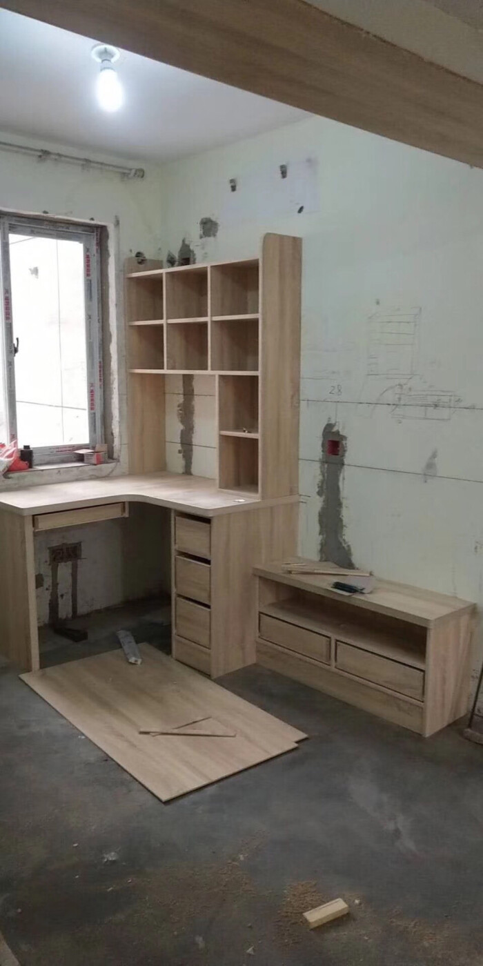 木工江师傅作品,转角书桌顶部预留了挂机空调的位置,大书桌上面的书架