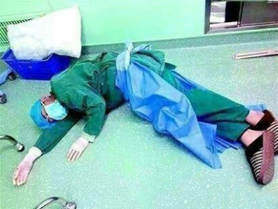 90后医生连做5台手术 累倒在地板上】照片中的医生是湖北孝感市第一