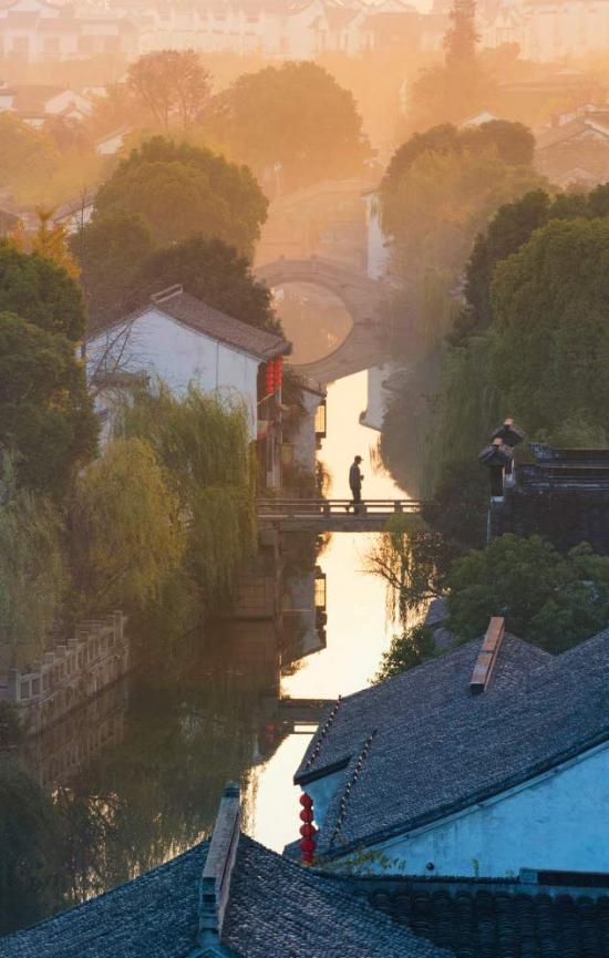 长亭外,古道边,芳草碧连天. 晚风拂柳笛声残,夕阳山外山.