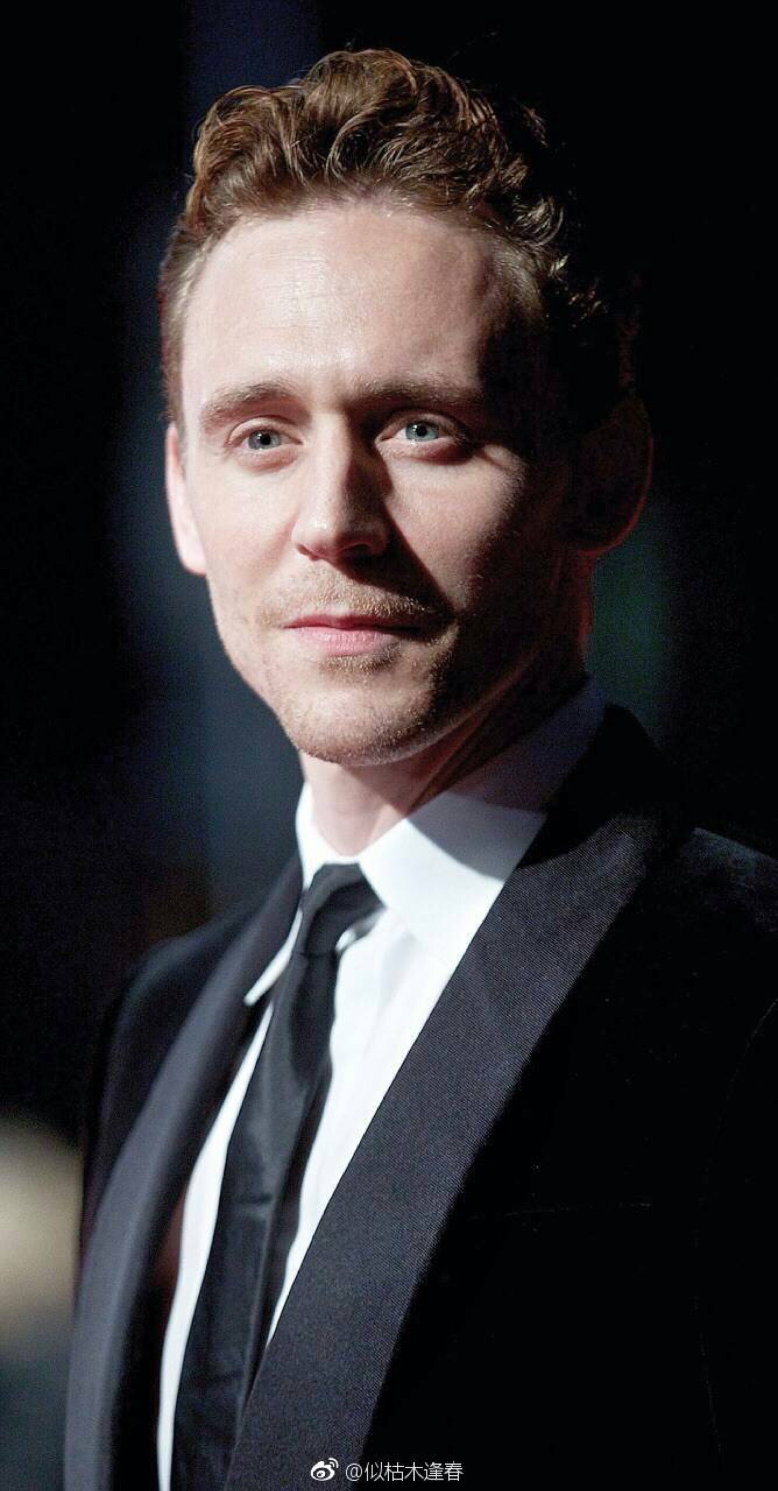汤姆·希德勒斯顿(Tom Hiddleston)高清抖森纯色西装图集-万佳直播吧