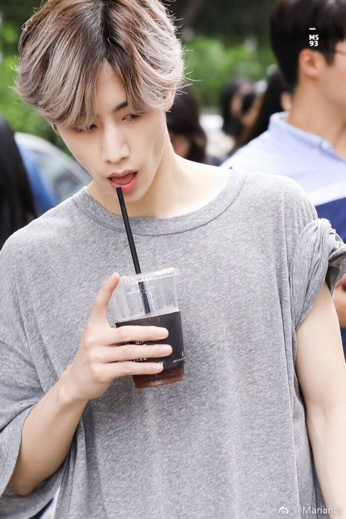 段宜恩今天也好好上班了