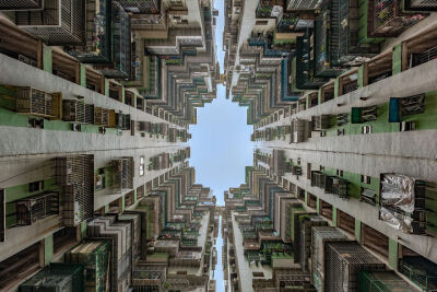 楼下香港,摄影师 dietrich herlan 用仰视的视角展现了香港的城市密度