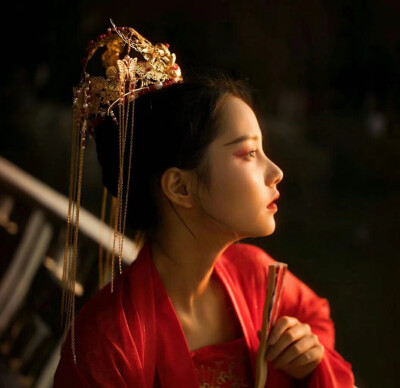 红衣女头