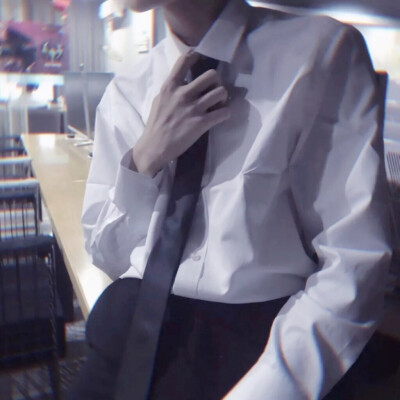 白衬衫学生
