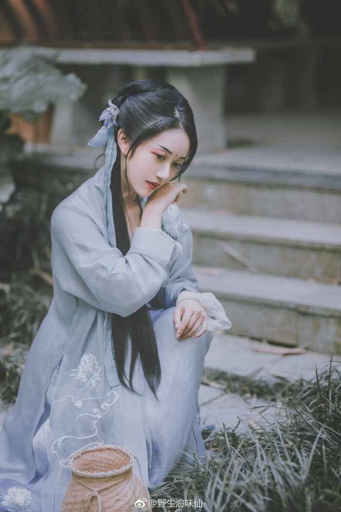 我见青山多妩媚,青山见我应如是