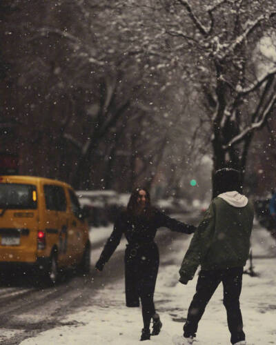雪中情侣