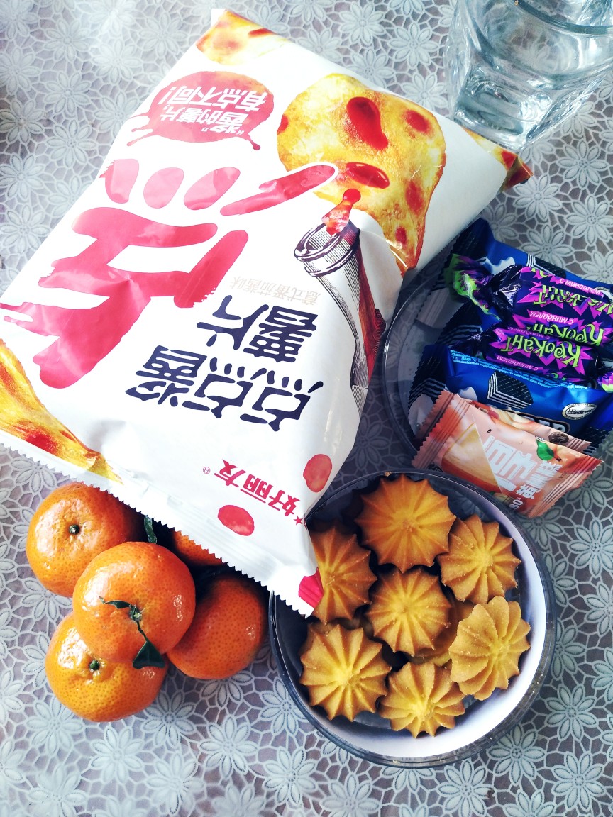 今天姥姥来家里做客,拿出了为数不多的所有零食,居然只有这么点儿了.