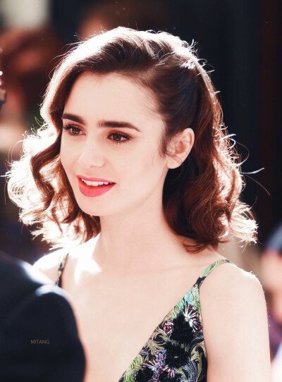 莉莉柯林斯lily collins