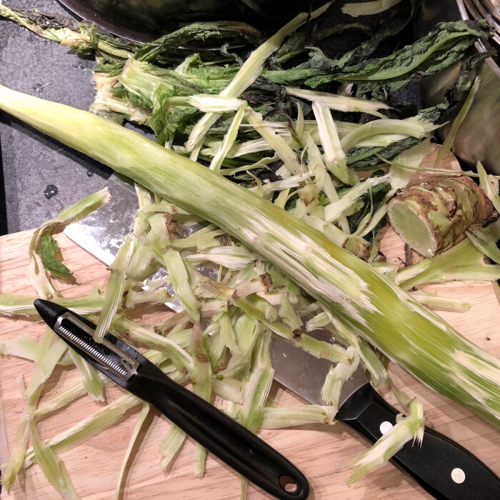莴笋干的变硬,香菜枯萎了,大葱椰子也干黄了,菠菜烂了.