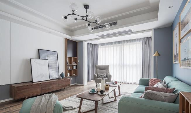 选择灰绿色沙发搭配灰蓝色,视觉上淡雅同时不失去大气,营造一种舒适的