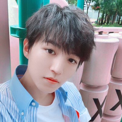 王俊凯#王俊凯小螃蟹跨国恋# 今天也要粉色心动@tfboys-王俊凯 情人节