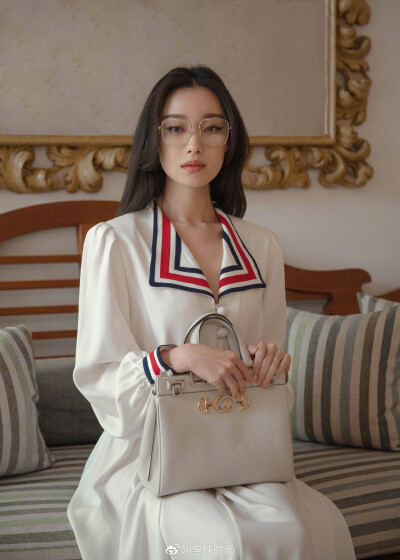 时尚明星倪妮 米兰看秀造型Ⅰ身着gucci 2019春夏系列的喵总,一袭白裙