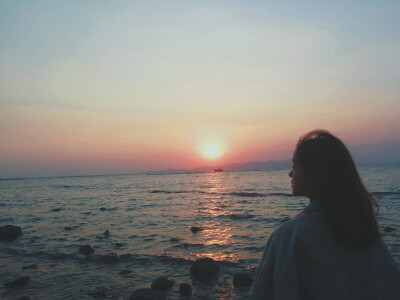 想要 跟你去海边 看夕阳海边 夕阳 背影