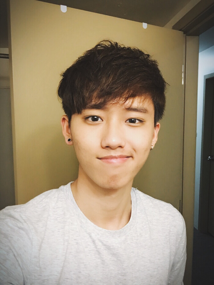 知乎上看到的一个男生自拍,眼睛里有星星。