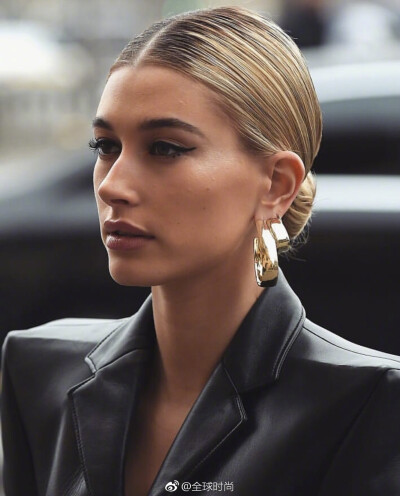 haileybaldwin 巴黎时装周街拍Ⅰ黑色皮衣皮靴的造型,还是很适合海狸