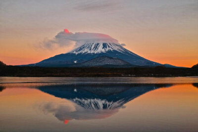 富士山是世界上最大的活火山之一,也是日本的象征.