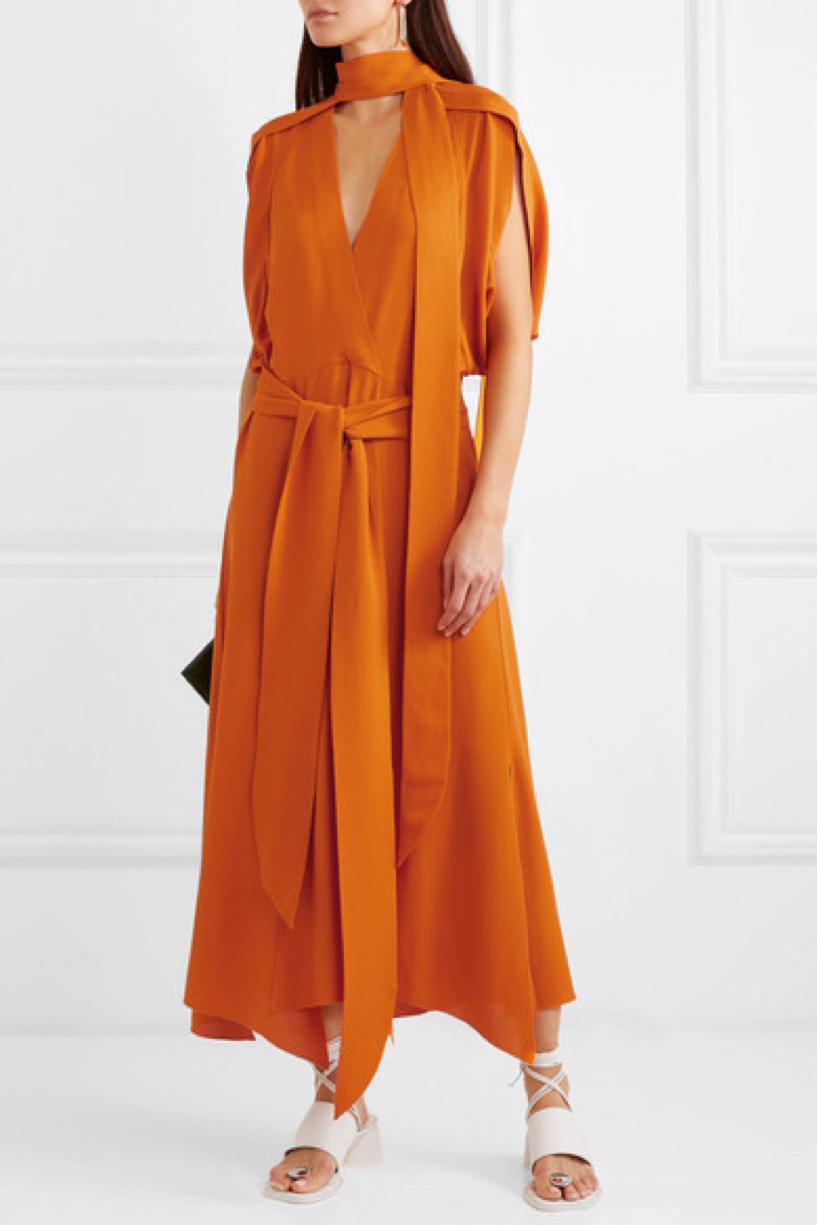 这款连衣裙采用橙色真丝绉纱拼接而成,开衩下摆轻盈灵动.