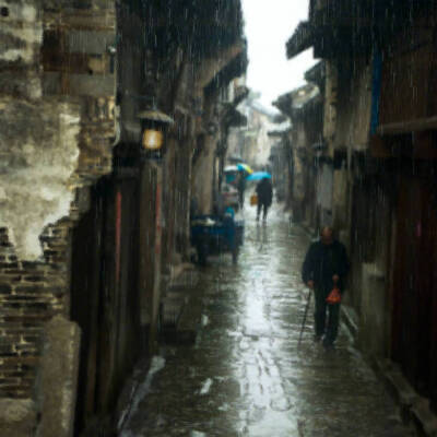 江南雨巷油纸伞美女