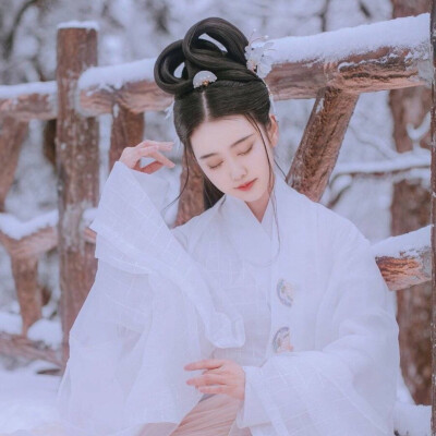 卿本佳人,温婉独立.