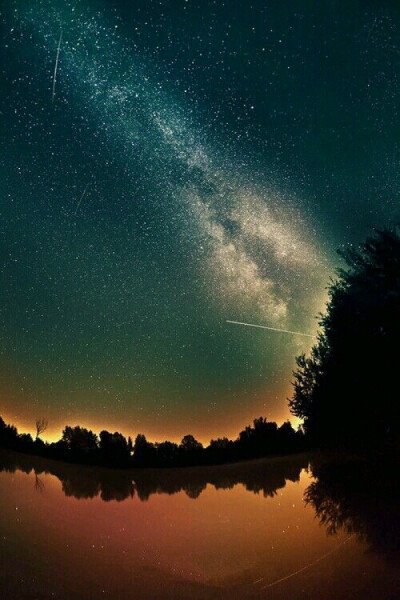 美丽的夜晚星空是一幅靓丽的风景美丽温柔的光芒非常的纯美