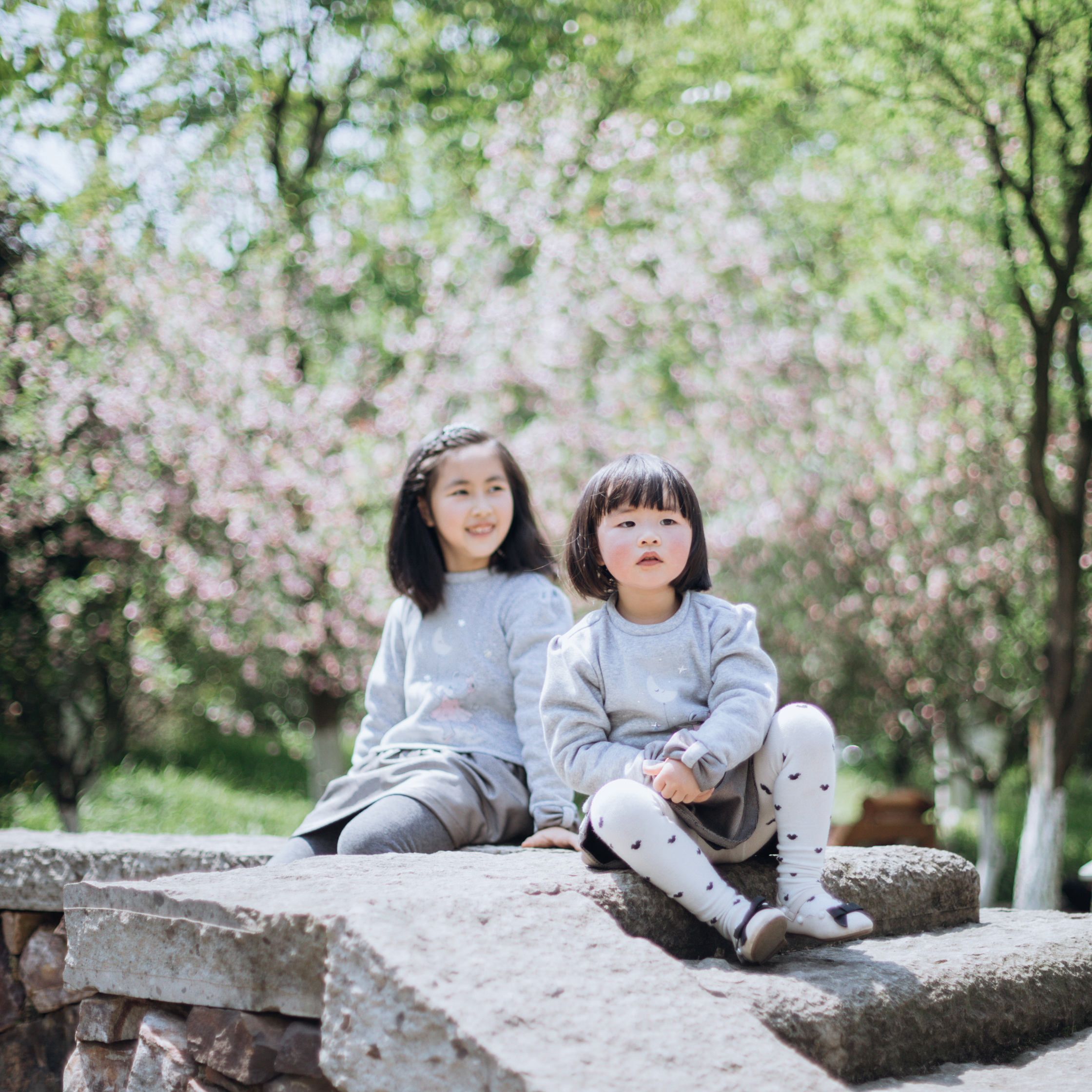 生两个女儿是一种什么体验摄影:洪小漩出镜:小甜豆和小葡萄在一个风和