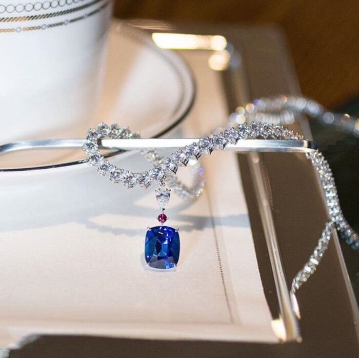 蓝宝石项链,由139颗钻石以及6.12克拉的蓝宝石镶嵌而成