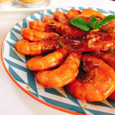 油焖大虾】"虾的做法很多 简单的白灼 原汁原味的清蒸 摆盘炒鸡好看的