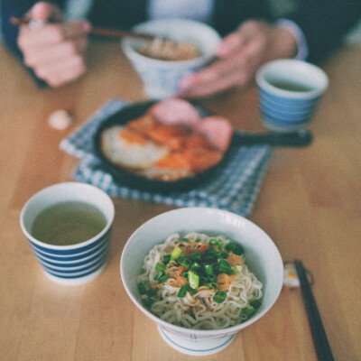 "两个人合不合适都在这两件小事里:一起吃饭,一起聊天.